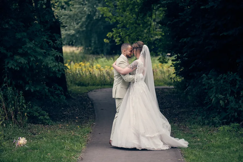Wendy en Robin omhelzen elkaar op het pad onder de bomen
