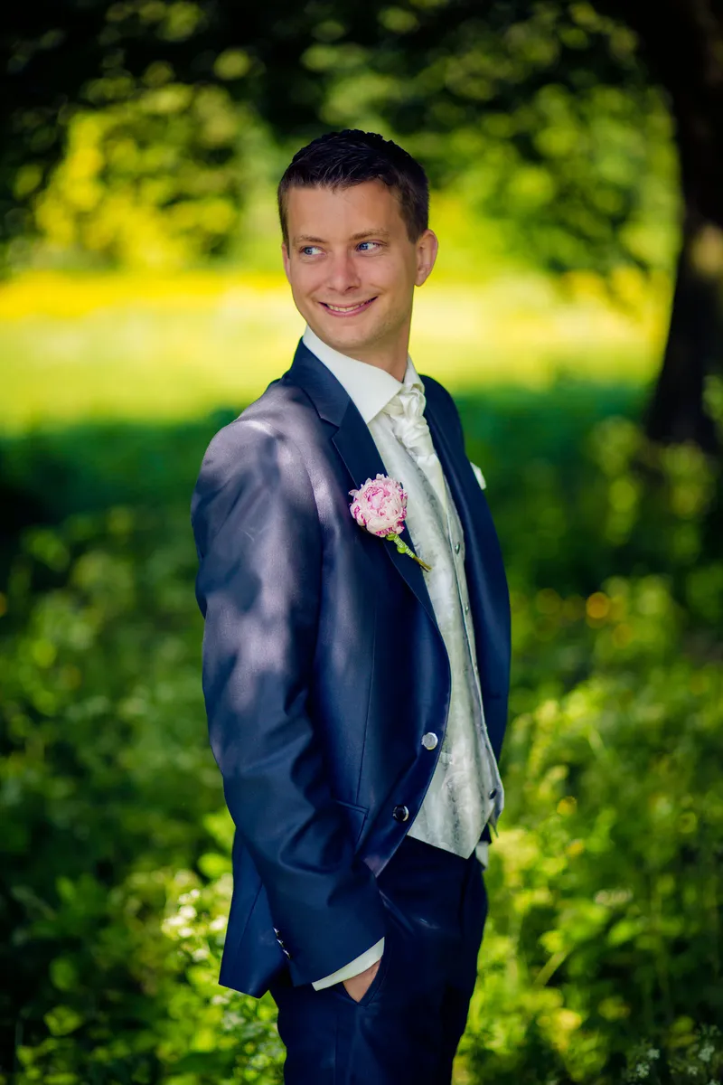 Vincent in zijn pak tussen de bomen