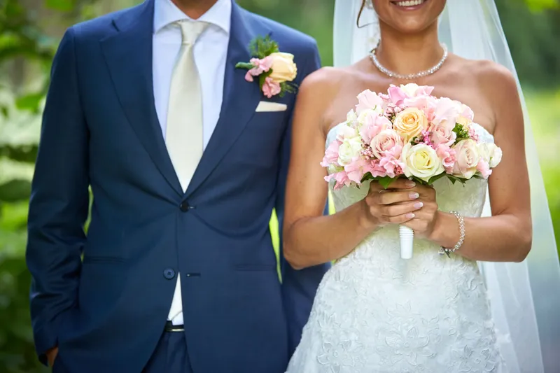 Patrick en Sanne met het boeket