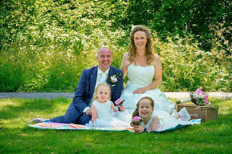 Het gezin zit samen op het picknickkleed