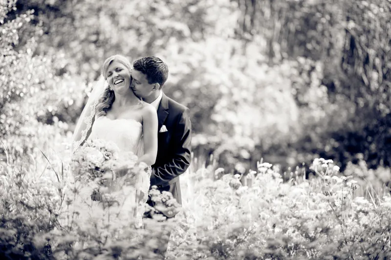 Nienke en Vincent in het hoge gras, in zwart-wit