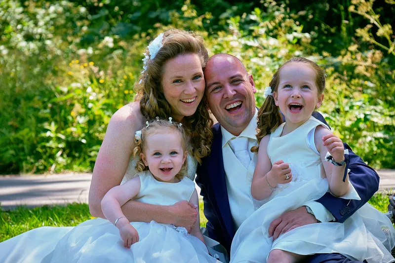Chantal en Ramon lachen met de meisjes op schoot