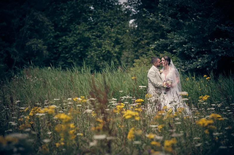 Wendy en Robin klein in een veld met gele en paarse bloemen
