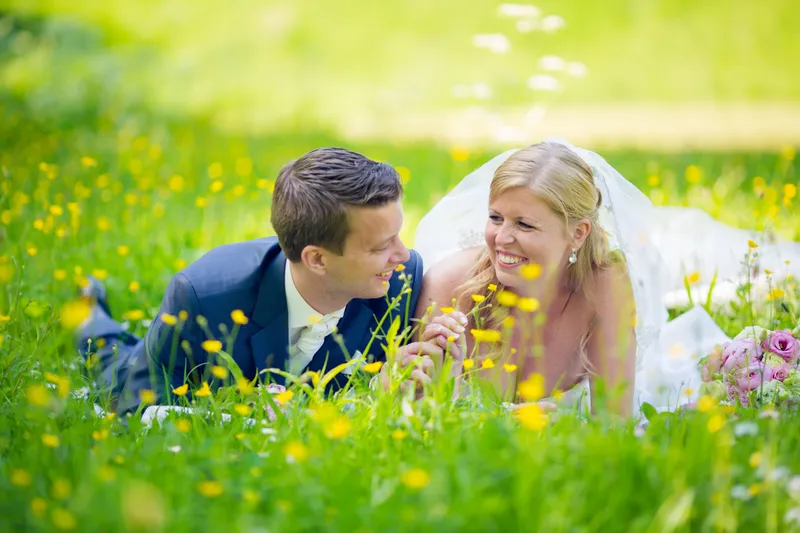 Nienke en Vincent liggen lachend in de boterbloemen