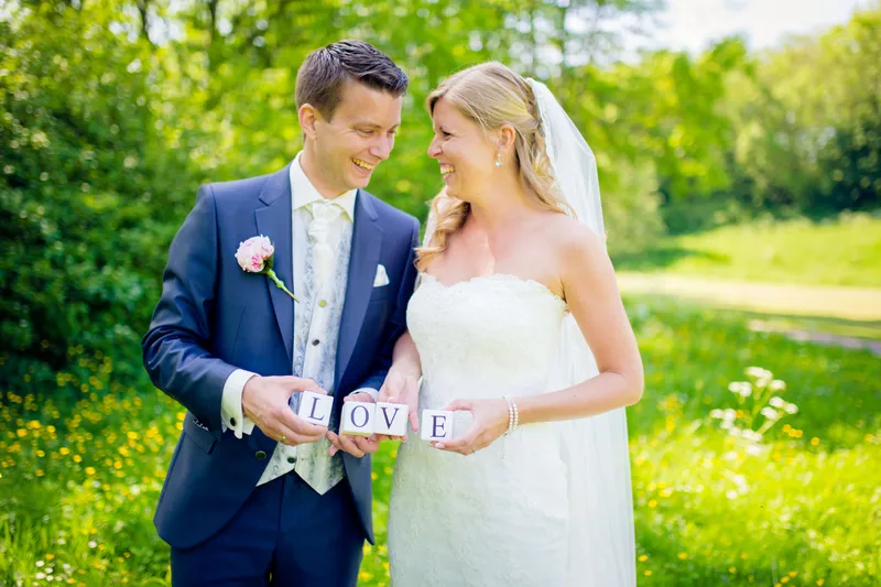 Nienke en Vincent houden de letters LOVE vast