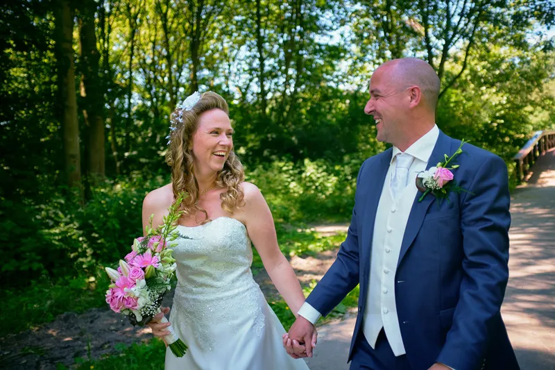 Chantal en Ramon lopen hand in hand en kijken elkaar lachend aan