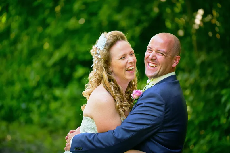 Ramon slaat zijn arm om Chantal, ze lachen allebei