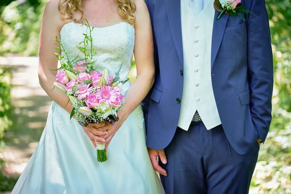 Het roze boeket van Chantal tegen het blauwe pak van Ramon