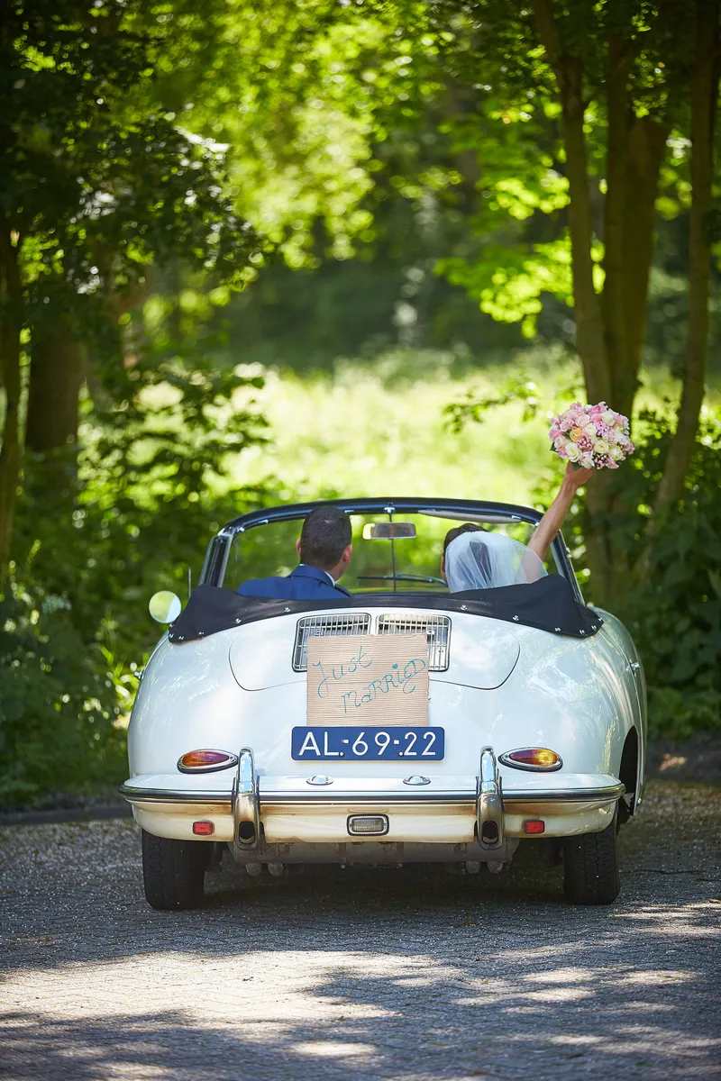 De witte Porsche op het pad