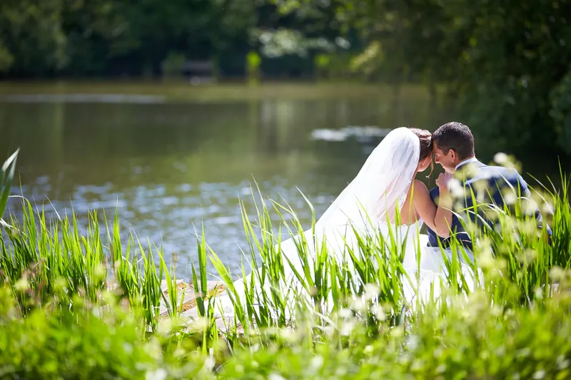 Sanne en Patrick aan het water, tussen het riet