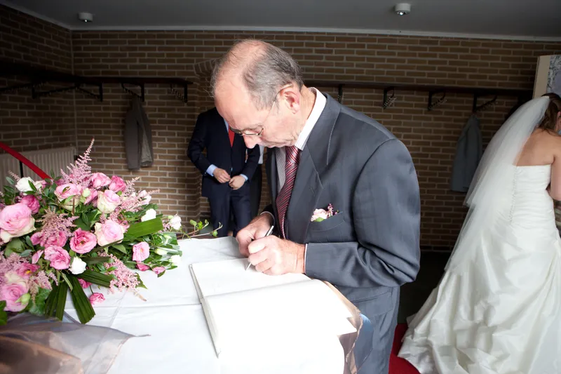 Een gast schrijft in het gastenboek