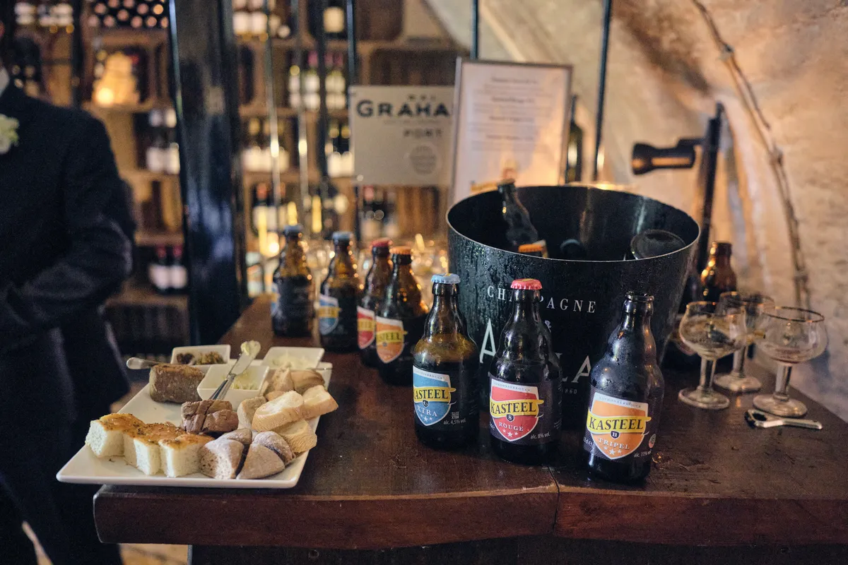 De bar in de gewelfde wijnkelder, met flessen en hapjes