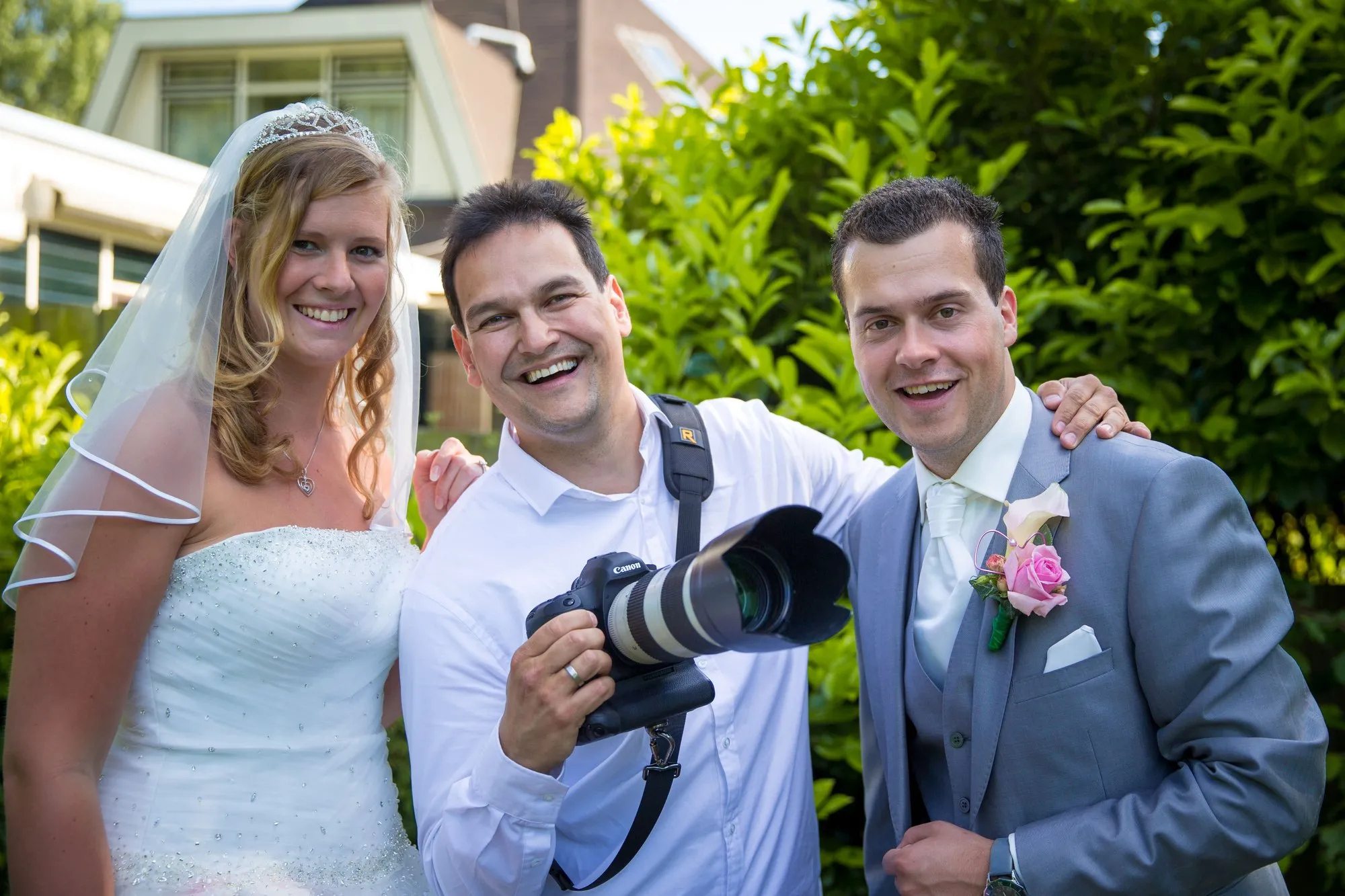 Stefan maakt een selfie met het bruidspaar en gasten op het feest