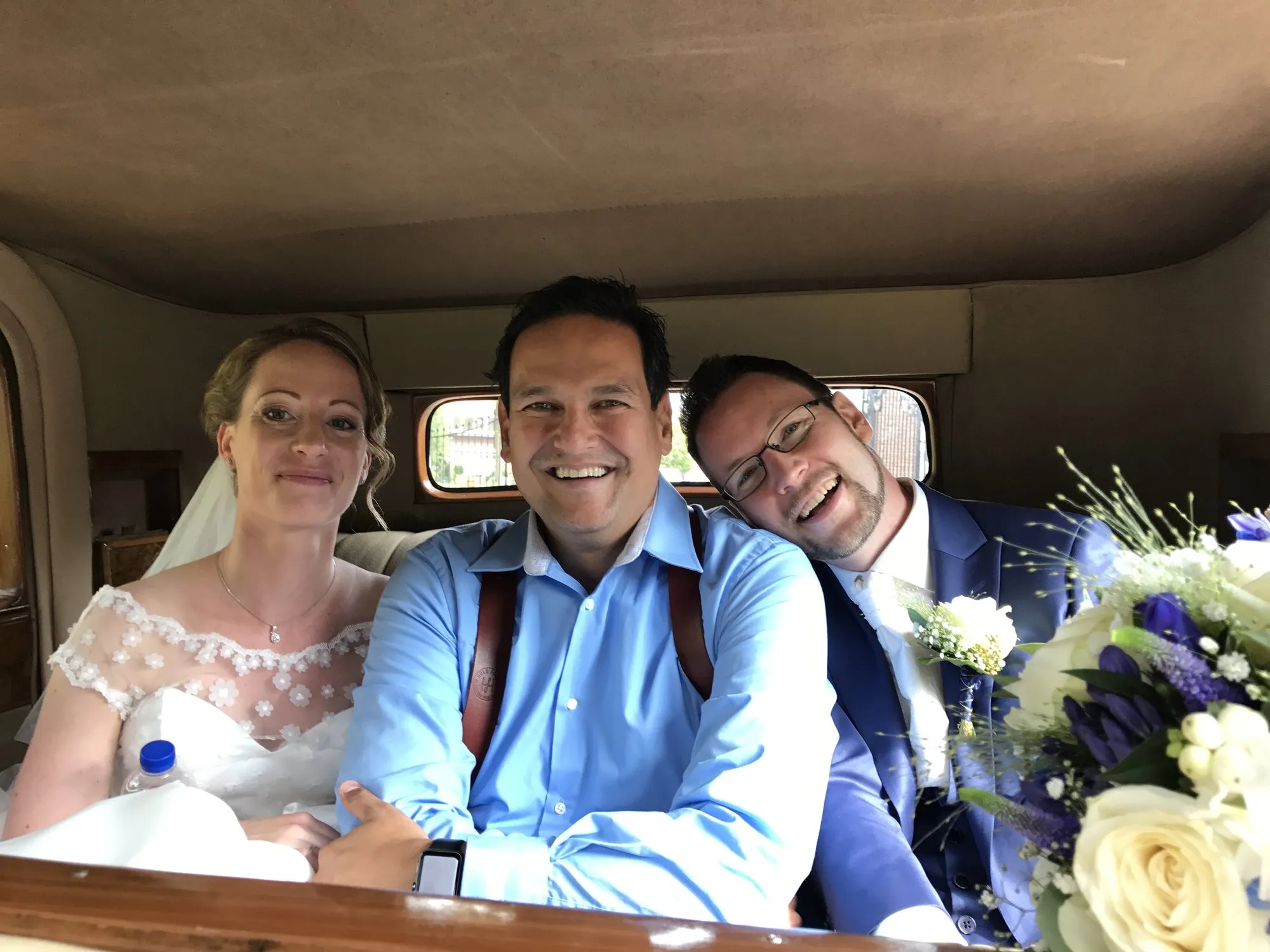 Stefan maakt een selfie met het bruidspaar en gasten op het feest