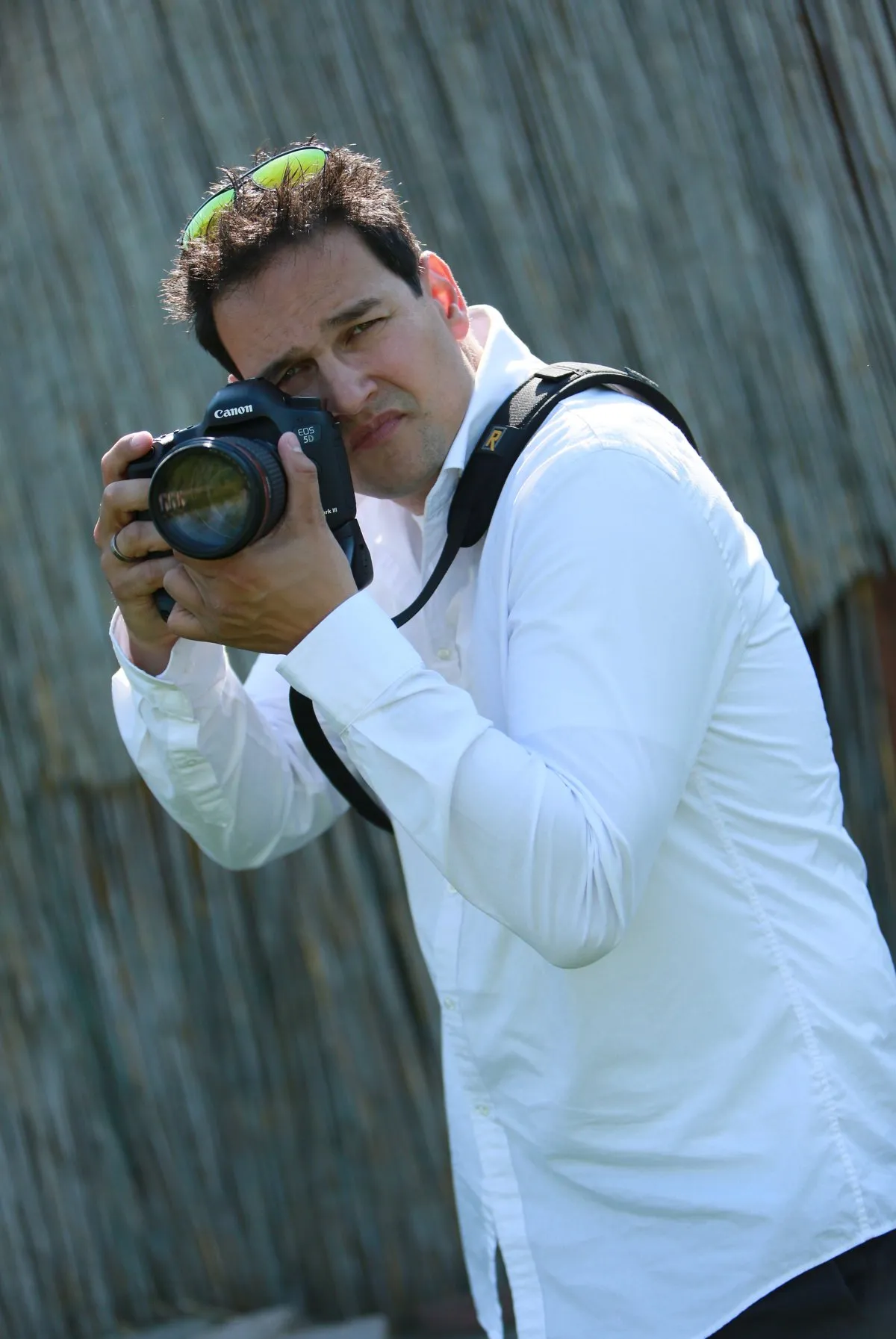 Stefan fotografeert met zijn camera voor zijn gezicht