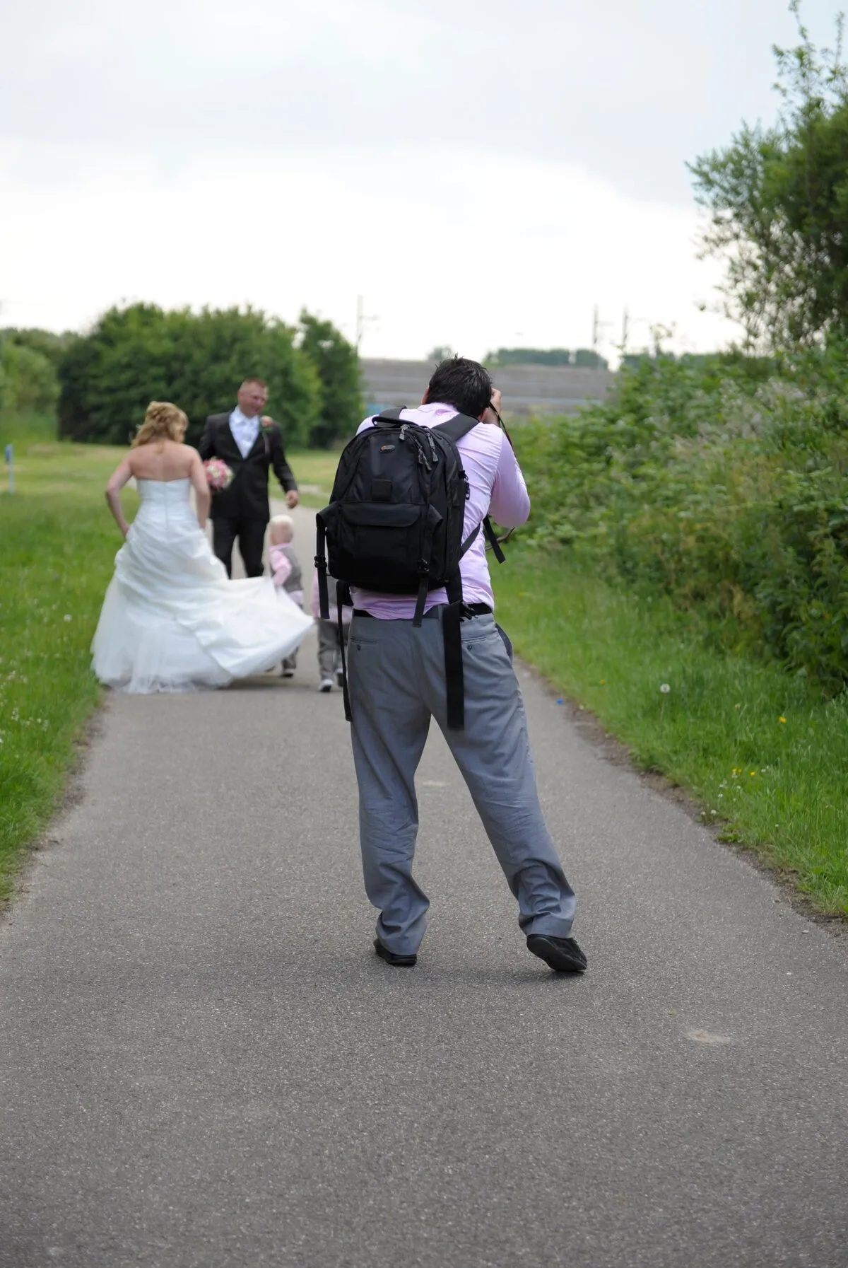 Stefan loopt achter een bruidspaar aan over een landweg