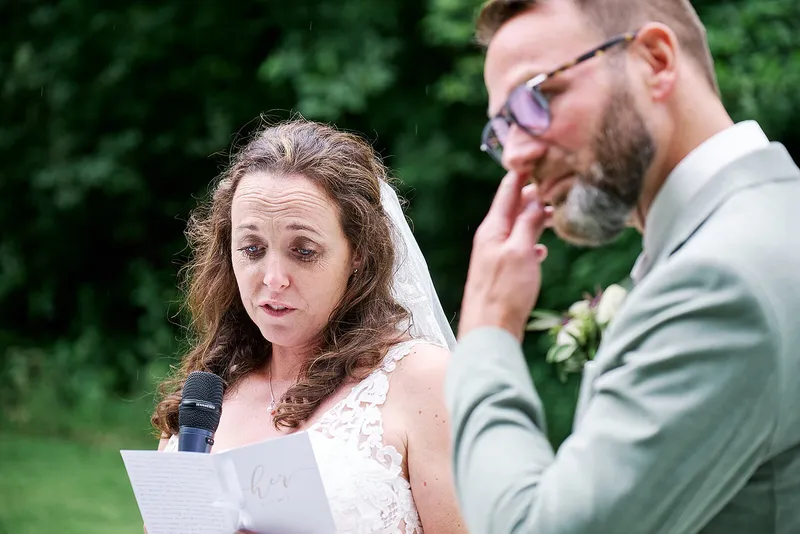 Romana leest haar gelofte voor, Sander veegt een traan weg