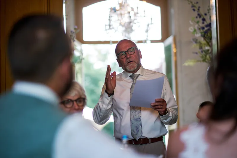 Een gast houdt een speech, met het papier in zijn hand