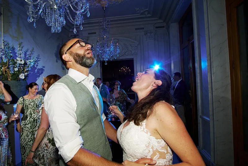 Sander en Romana zingen uit volle borst mee op de dansvloer