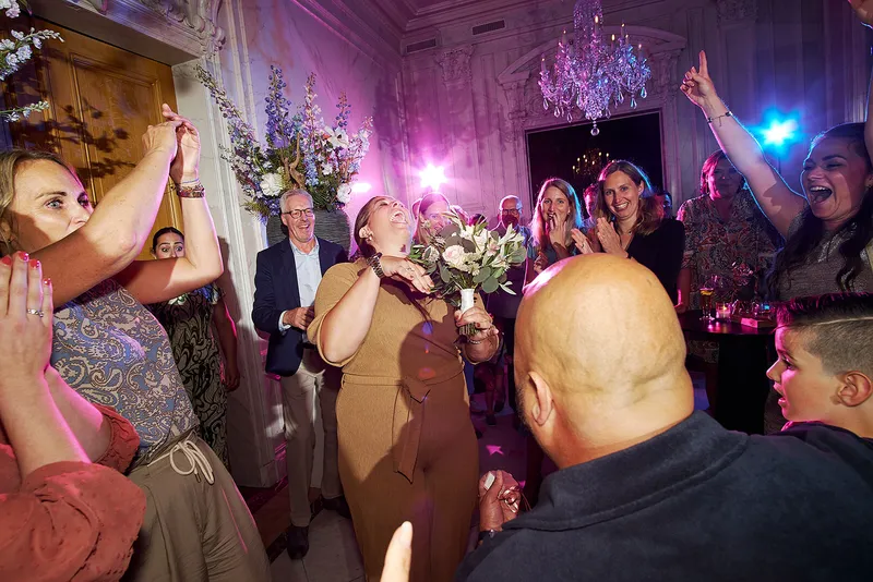 Regina vangt het boeket, terwijl Michael al op zijn knie voor haar zit