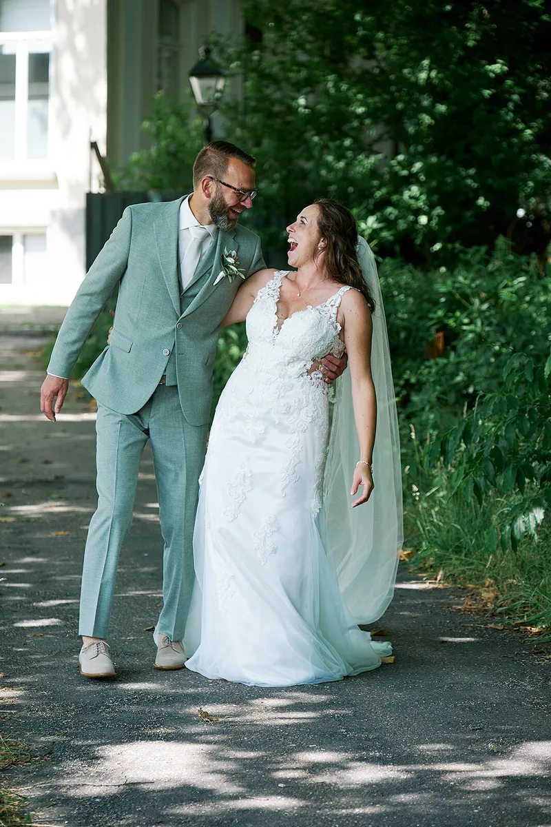 Romana en Sander lachen naar elkaar op het bospad