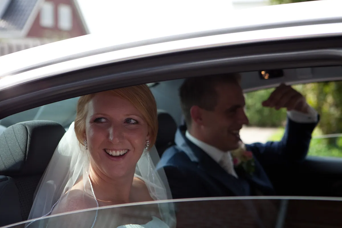 Jorike lacht in de auto