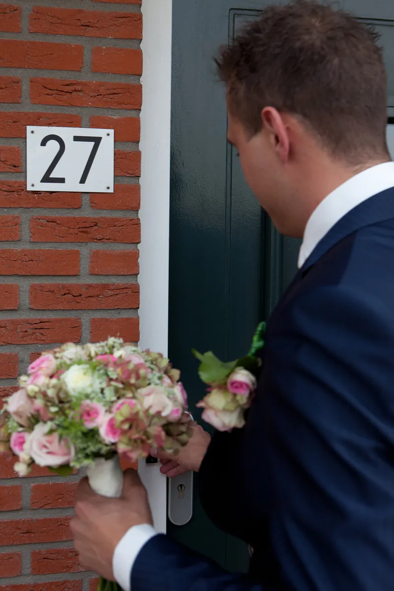 Sebastiaan belt aan met het boeket