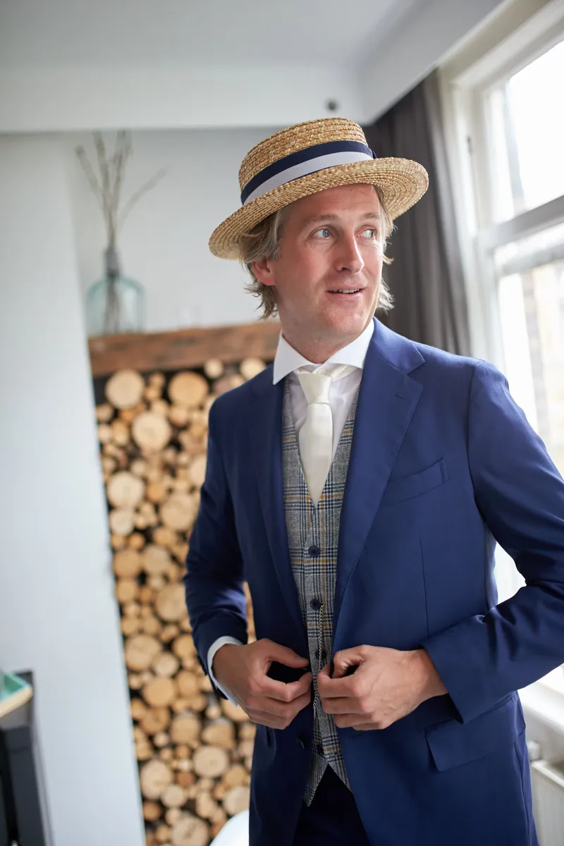 Wouter in zijn blauwe pak met strohoed