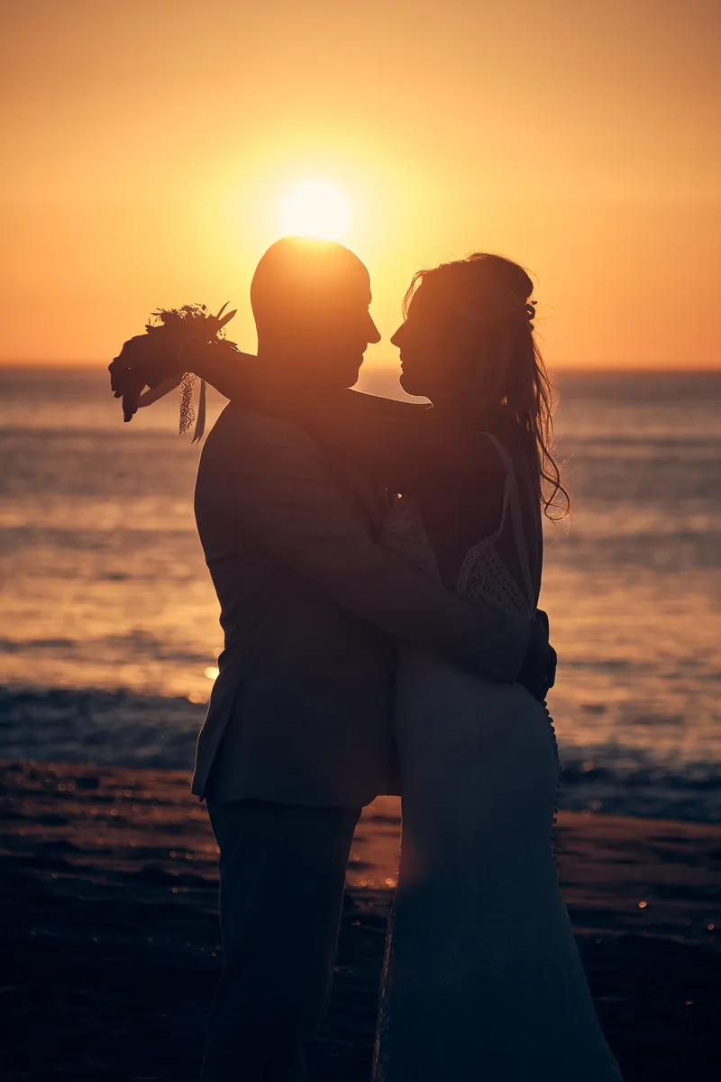 Jolanda en Pascal in silhouet tegen de ondergaande zon