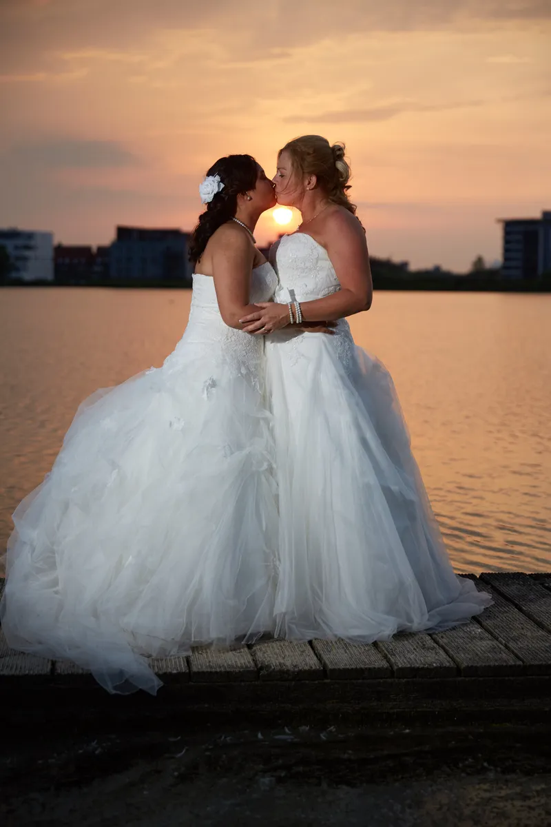 Prunella en Cora kussen op de steiger bij zonsondergang