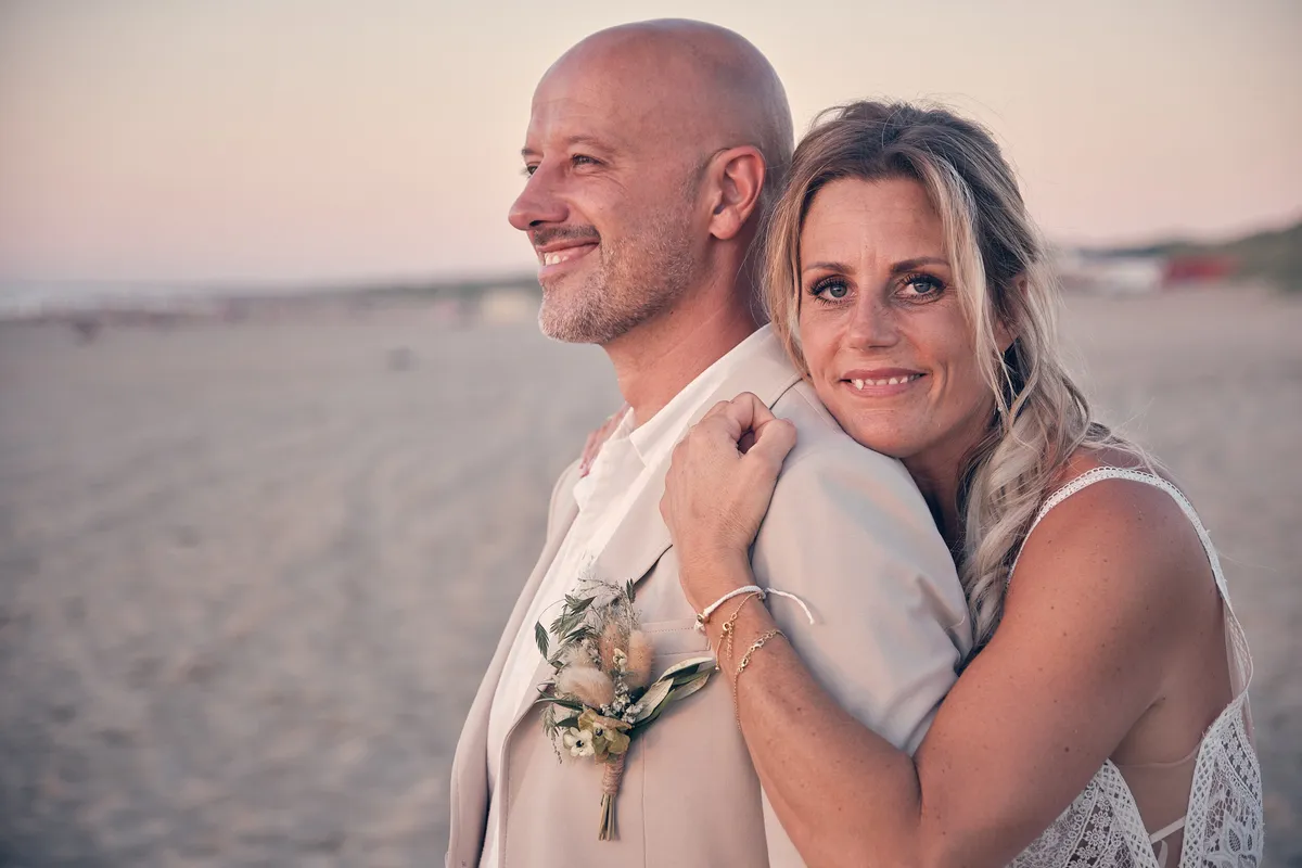 Jolanda leunt tegen Pascal in het avondlicht