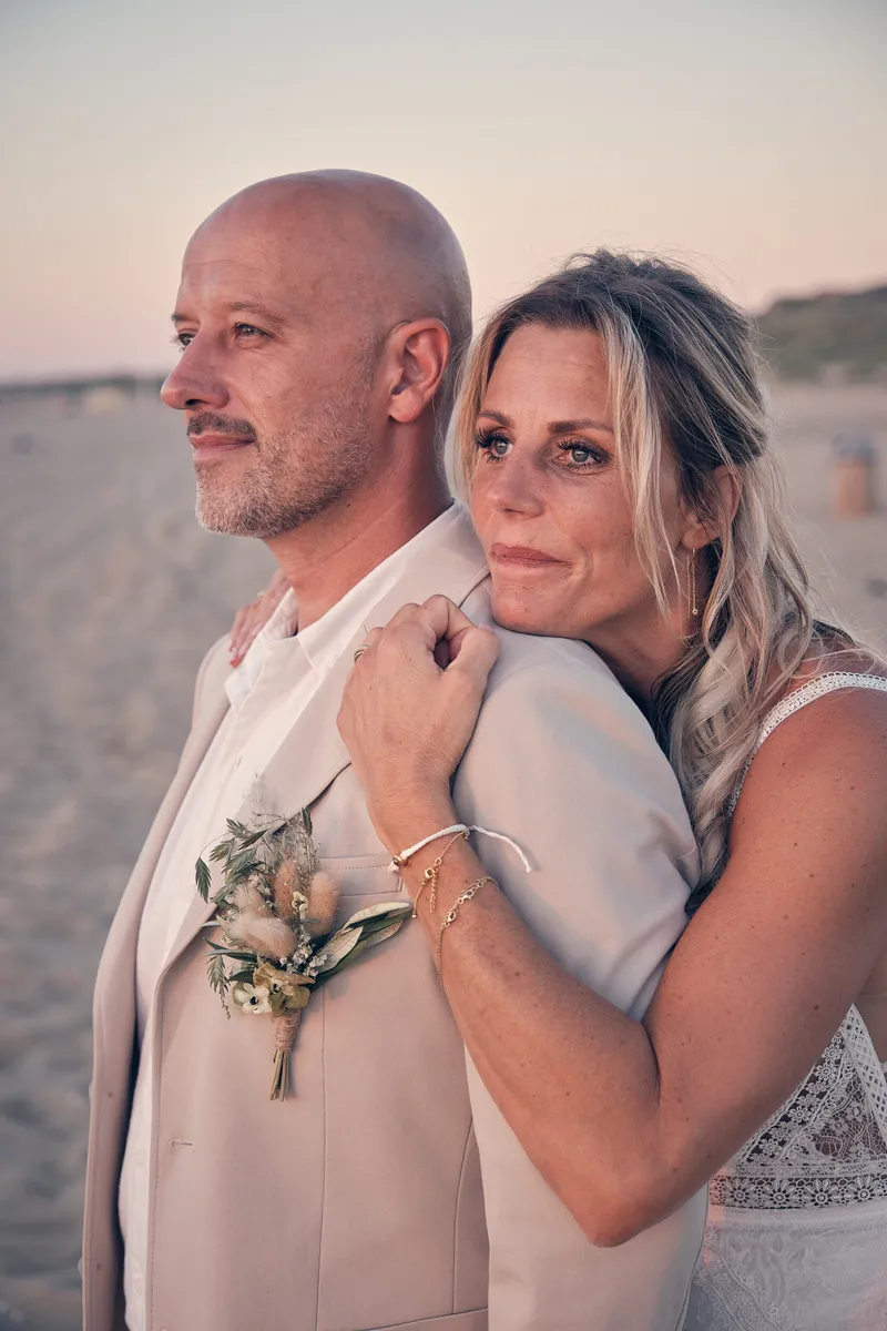 Pascal en Jolanda samen in het warme avondlicht