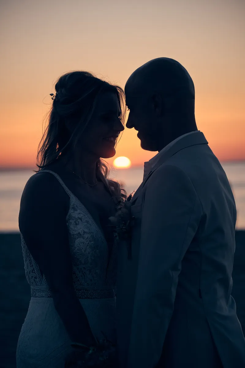 Jolanda en Pascal neus aan neus in silhouet